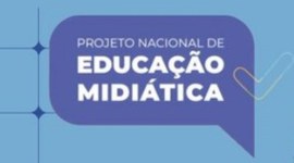 Imagem do logotipo do Projeto de Educação Midiática com fundo em azul claro e o logo em formato ...