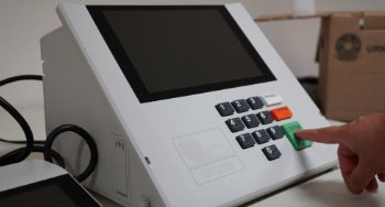 Eleitores de três escolas de Caarapó terão local de votação alterado Urna eletrônica 2020. A urna é branca, com uma tela ao centro e teclado numérico preto abaixo ao...