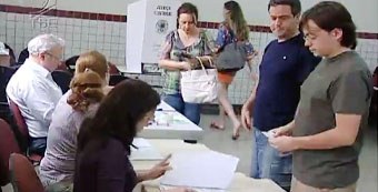 Eleitores votando Eleitores votando