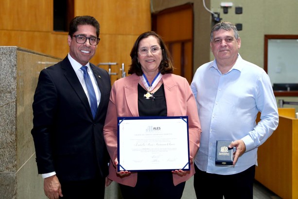 Juíza titular do TRE-ES é agraciada com a Comenda Domingos Martins .
