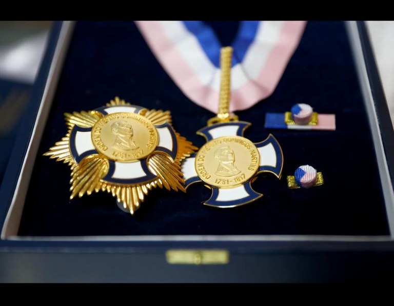 Juíza titular do TRE-ES é agraciada com a Comenda Domingos Martins .