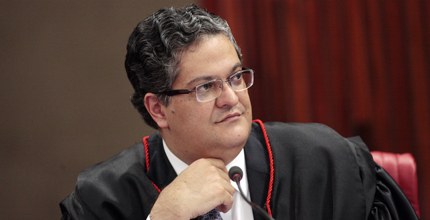 Ministro Henrique Neves em sessão do TSE em 29/08/2013. Ministro Henrique Neves em sessão do TSE em 29/08/2013.