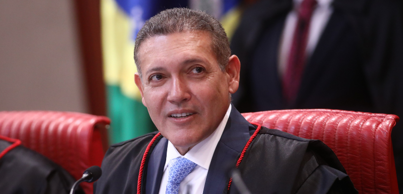 Ministros Nunes Marques e André Mendonça são eleitos presidente e vice do TSE 1 Fotografia em plano médio de um homem de pele clara, cabelos curtos e grisalhos, que olha para o...