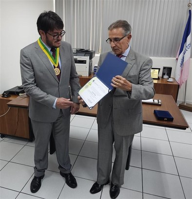 Presidente do TRE-ES concede Comenda do Mérito Eleitoral ao presidente da Amunes destaque .