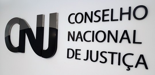 Banner em fundo branco onde se lê Conselho Nacional de Justiça
