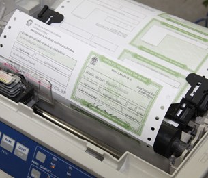 Título eleitoral na impressora
Atendimento 
Cartório eleitoral
