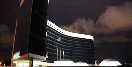 TRE-BA Fachada do prédio do TSE à noite Imagem da fachada lateral do Tribunal Superior Eleitoral