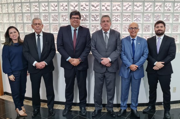 TRE-ES Juiz federal Américo Bedê Freire Júnior toma posse como membro substituto do Pleno .