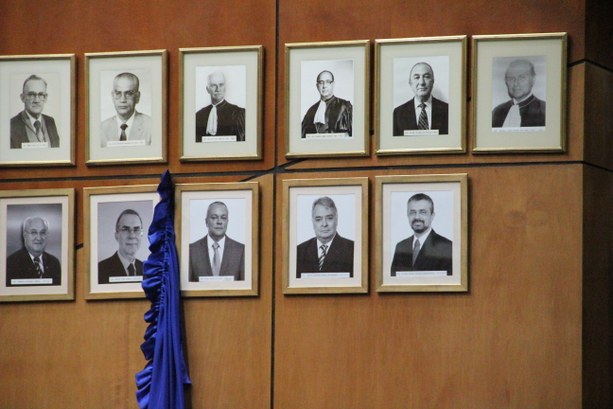 TRE-ES realiza cerimônia de descerramento de fotos de ex-presidentes