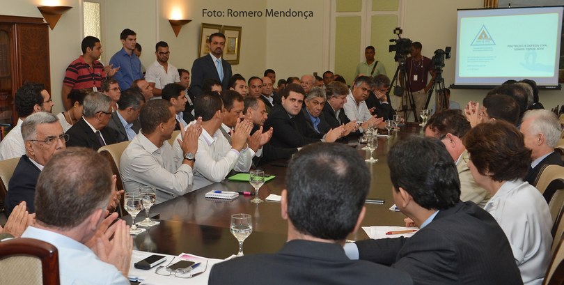 Foto de reunião no Palácio Anchieta - 27.12.2013