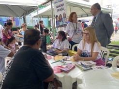 As imagens mostram uma ação do PopRuaJud, em Fortaleza. Na primeira imagem, em uma área externa ...