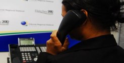Servidora atendendo o telefone no disque-eleitor